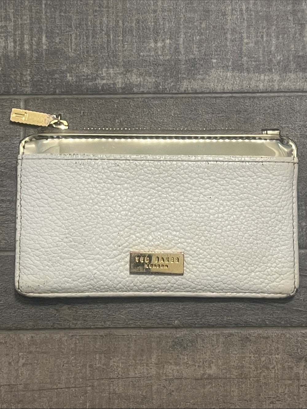 Ted Baker White Pebbled Leather Zip Card Case with Gold Plaque Accent - Picture 11 of 14